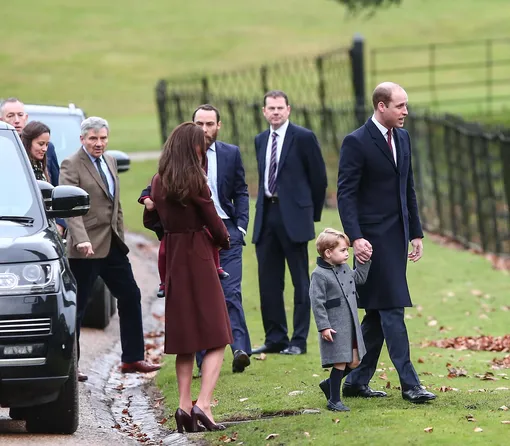 Принц Уильям и Кэтрин вместе с детьми и семьёй Миддлтон направляются в церковь 25 декабря 2016 года