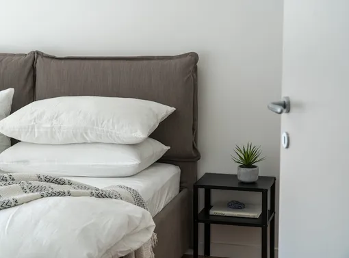 Подушки на застеленной кровати
