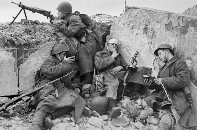 Бойцы Красной Армии отдыхают в окопах в редкие минуты затишья