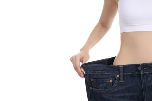 Девушка мерит джинсы, безуглеводная диета для женщин