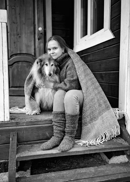 Ольга и её собака. На Ольге свитер из козьего пуха ручного прядения и вязания. Плед — их с коллегой производства