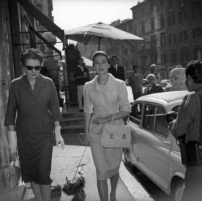1955 год, Хепберн с матерью гуляют по Риму
