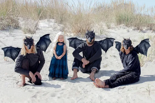 Дейнерис и её драконы: братья на Хэллоуин устраивают сестре смешные фотосессии