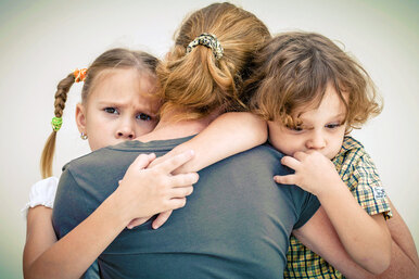 Неблагополучная семья: отобрать детей или поддержать родителей?