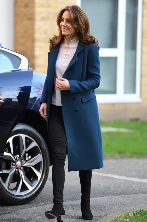 Кейт Миддлтон носит джинсы скинни с элегантным пальто и сапогами на каблуке