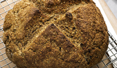 Выпекайте хлеб 30–35 минут, пока он не покроется золотистой корочкой. При постукивании готовый хлеб должен издавать «пустой» звук.