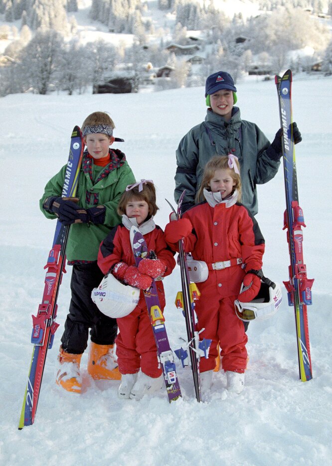 Принц Уильям и принц Гарри со своими двоюродными сестрами, принцессами Евгенией (слева) и Беатрис, на швейцарском курорте Клостерс в 1995 году
