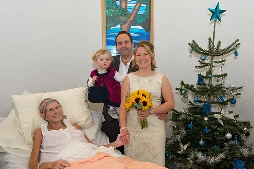 Невеста устроила свадьбу у кровати умирающей мамы, чтобы исполнить ее последнее желание