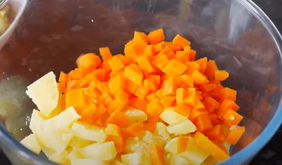 Время доставать салатник для оливье. Выкладываем картофель, морковь, яйца и колбасу. Добавляем к ним мелко нарезанный лук и укроп, а также соль с перцем. Заправляем салат майонезом и отправляем в охлаждаться в холодильник.

