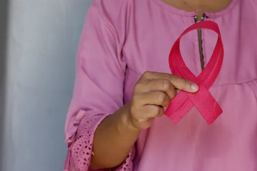 «Растить детей, лишившись груди, или умереть — такой у меня был выбор»: история женщины, пережившей рак дважды