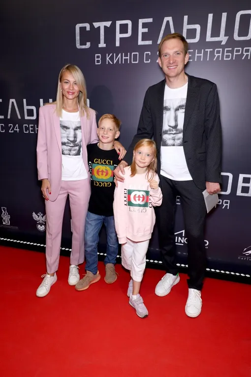 Андрей Бурковский с женой и детьми