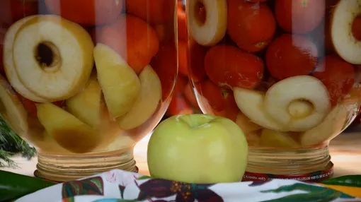 Консервированные помидоры с яблоками