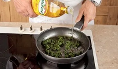 Шпинат разморозьте, обжарьте на сковороде с оливковым маслом и измельченным чесноком.