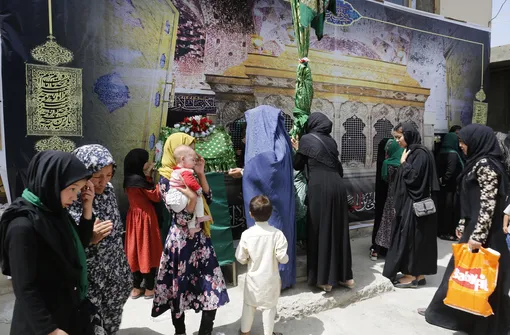 Женщины участвуют в религиозной церемонии в мечети Кабула. 19 августа 2021