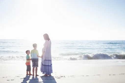 Мать и сыновья на пляже