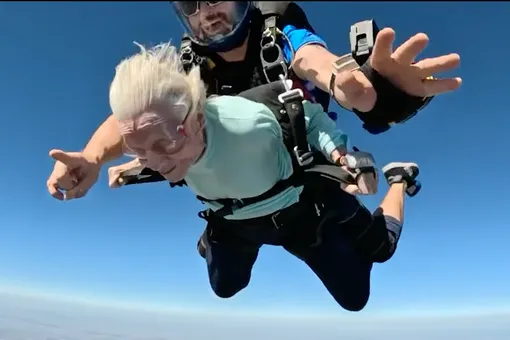 Оставила костыли у самолёта: 104-летняя женщина побила мировой рекорд, совершив прыжок с парашютом