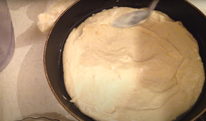 Смазать сковороду маслом и вылить на нее тесто, равномерно распределить по всей площади сотейника.