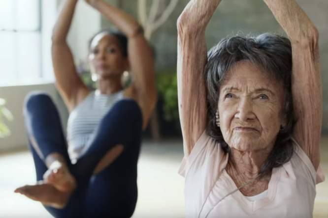«Нет такого понятия, как возраст!» Секреты здоровья от 100-летней преподавательницы йоги