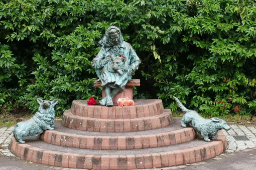 Памятник королеве Елизавете II и её любимым собакам породы корги