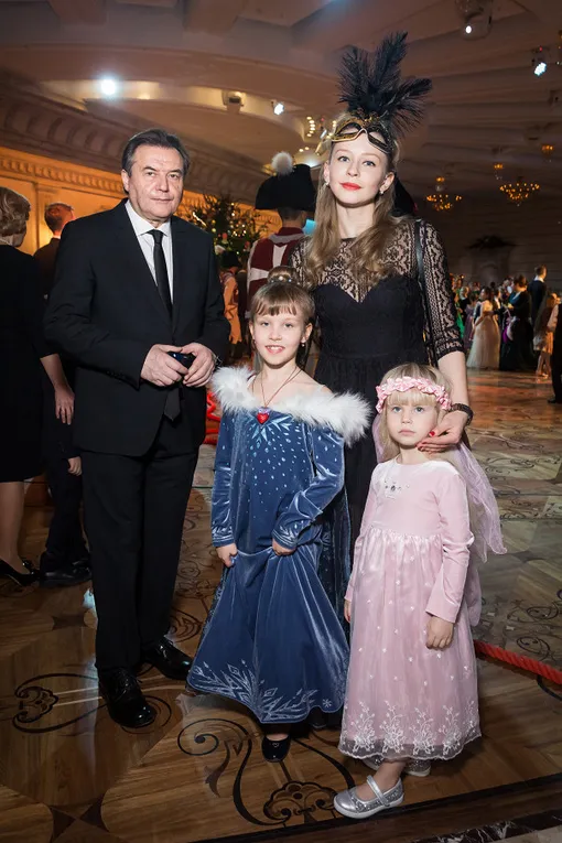 Алексей Учитель и Юлия Пересильд с дочерьми Анной и Марией
