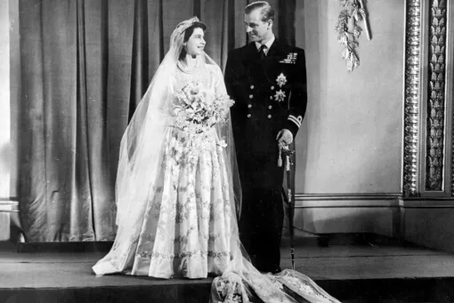 Почему Елизавета II была вынуждена переснять свои свадебные фото посреди медового месяца?