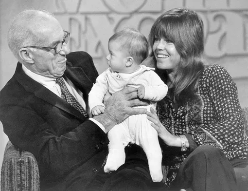 Бенджамин Спок с женой и ребенком