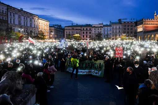 После смерти беременной женщины из-за запрета абортов в Польше начались протесты