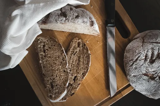Почему полезнее есть подсушенный хлеб
