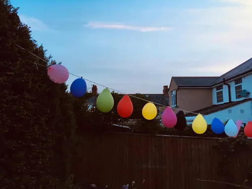 воздушные шары подвешаны в саду
