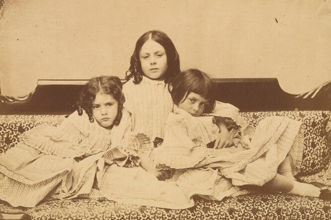 Эдит, Ина и Алиса Лидделл на диване, Льюис Кэрролл, лето 1858 г.