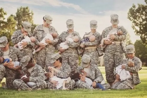 В рамках специального фотопроекта мамы-солдаты поддержали кормление грудью в армии