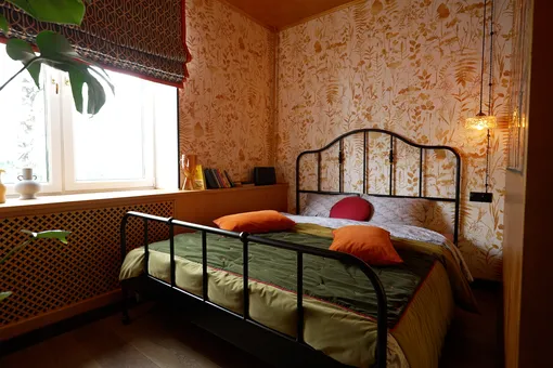 Как сделать спальню уютной: тёплая палитра, «рваные» обои и проектор вместо телевизора