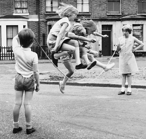 Сделаны в СССР: дети, которые жевали гудрон, прыгали с крыш и грели градусники