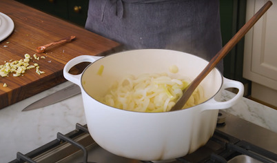 Для приготовления классического лукового супа растопите в кастрюле на среднем огне сливочное масло в оливковом. Добавьте лук и помешивайте его, пока он не станет прозрачным и нежным. На это уйдет примерно 10 минут. Будьте внимательны, лук не должен подгореть.
