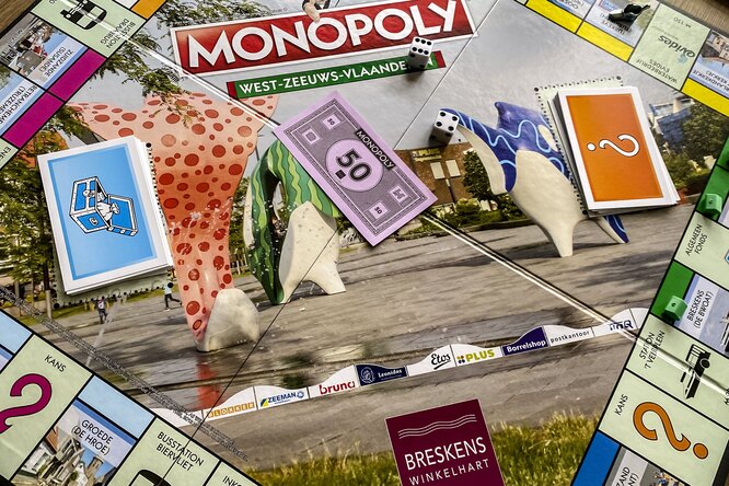 карточки на игровом поле монополии