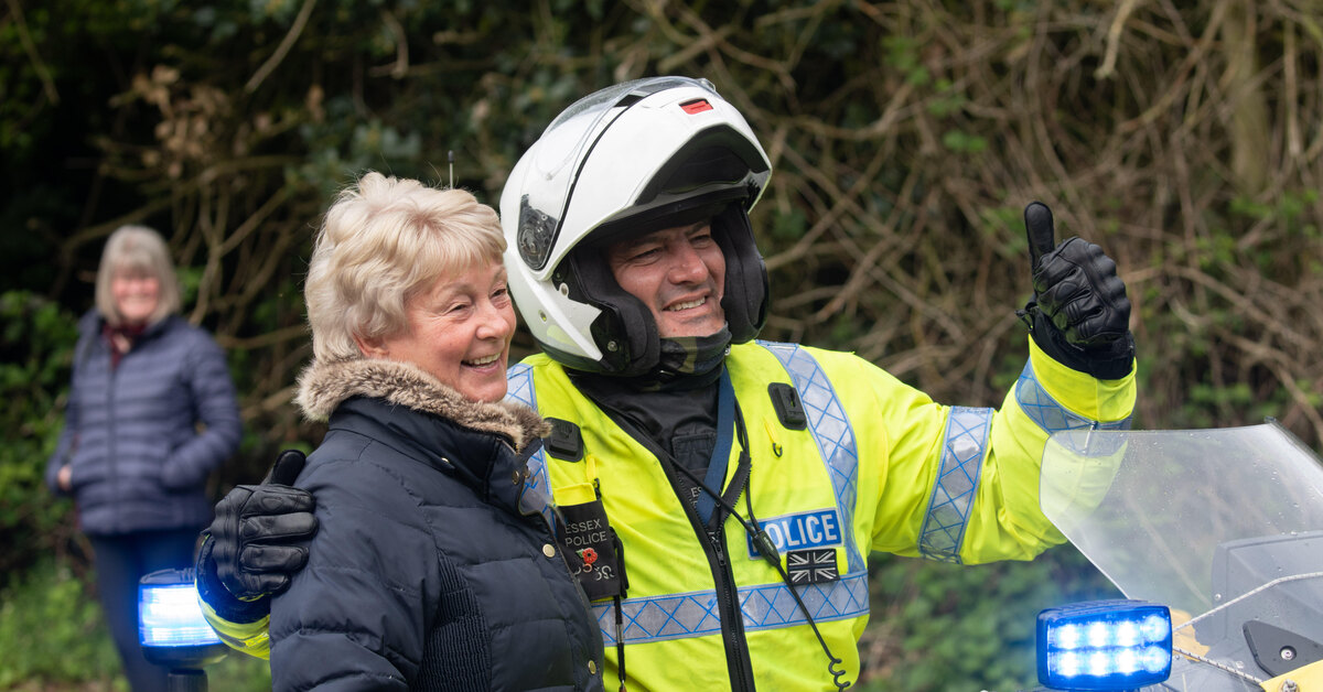 Игрок в американский футбол с мячом. Одежда блэк стар милитари. Crash wear. Краш в толстовки. Crash wear.