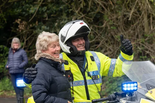 Полицейский помог 96-летней женщине с колесом и получил нежданную благодарность
