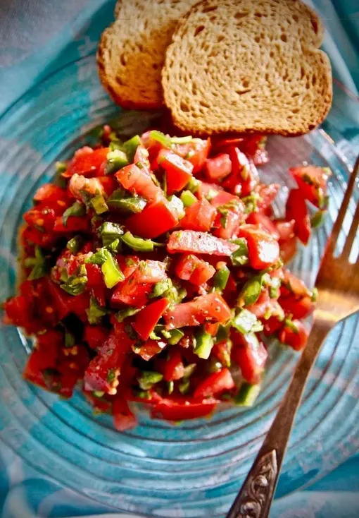 Как приготовить салат из помидоров дома: 15 рецептов на любой вкус с разными заправками и неожиданными ингредиентами