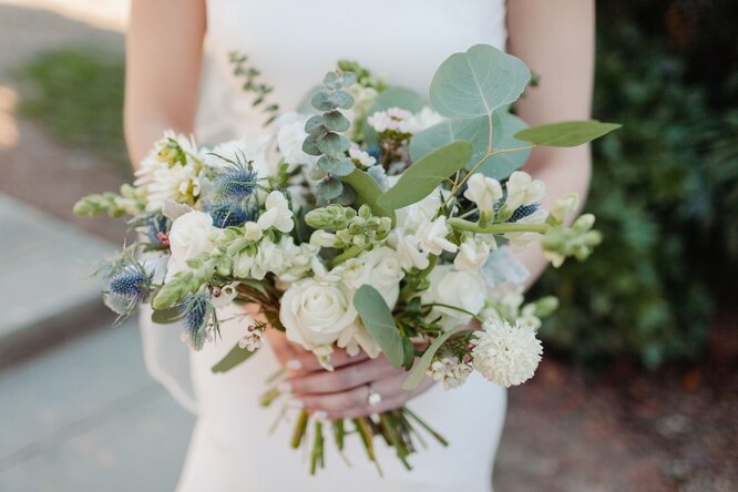 Свадебный букет, бутоньерка жениха и оформление свадьбы цветами своимируками