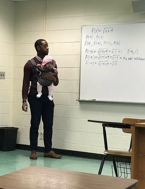 преподаватель с ребенком