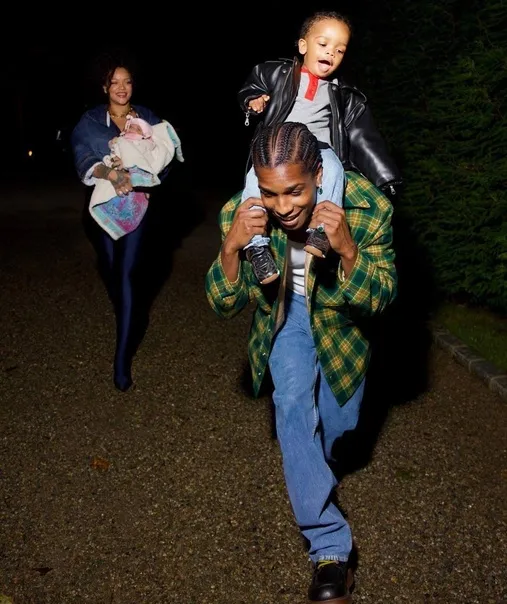 Радостные родители Рианна и A$AP Rocky со своими детьми