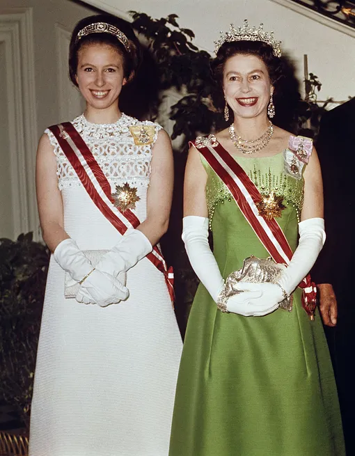 Принцесса Анна и королева Елизавета II надели диадемы во время государственного визита в Австрию в 1969 году фото