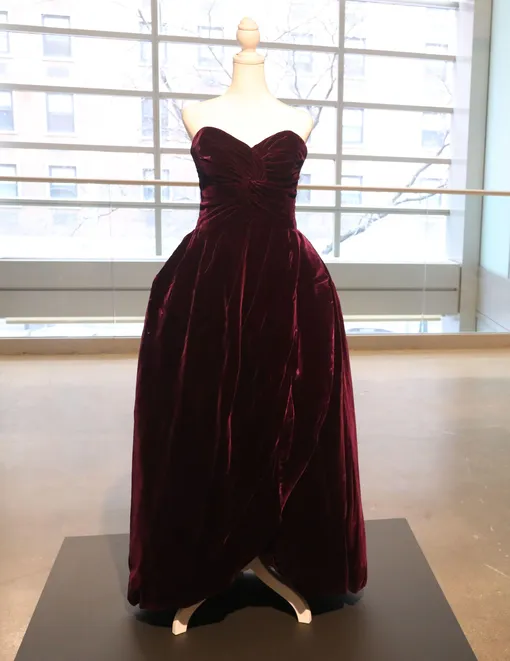 Бархатное платье принцессы Дианы, созданное Виктором Эдельштейном, совсем недавно было продано на аукционе Sotheby`s за рекордные 604,8 тыс. долларов. Изначально его стоимость оценивали в 120 тыс. долларов
