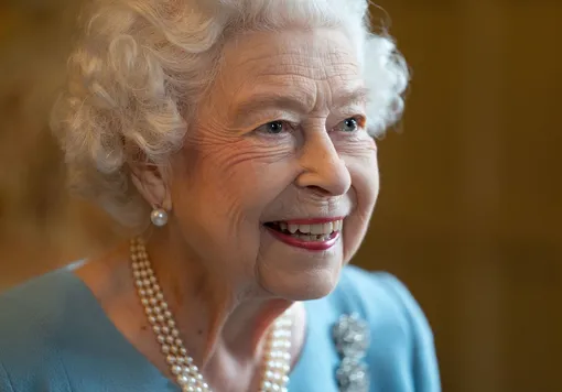 Королева Елизавета II в жемчужных серьгах-гвоздиках.
