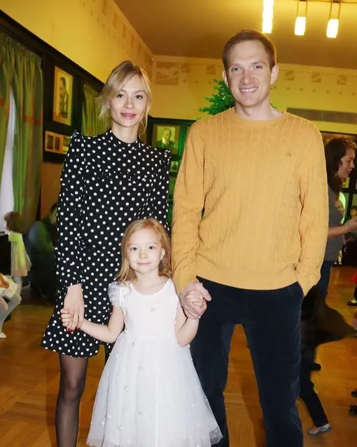 Андрей и Ольга Бурковские с дочерью Алисой