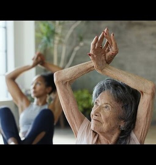 «Нет такого понятия, как возраст!» Секреты здоровья от 100-летней преподавательницы йоги