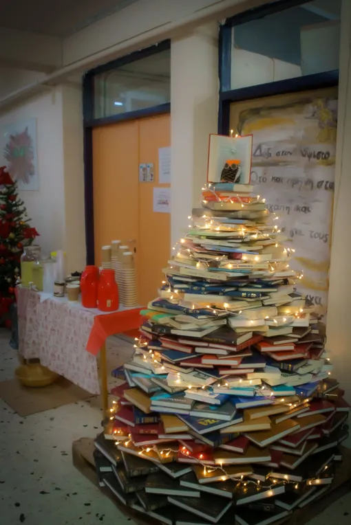 Книжная елка может быть очень большой — ее размер зависит от вашей библиотеки