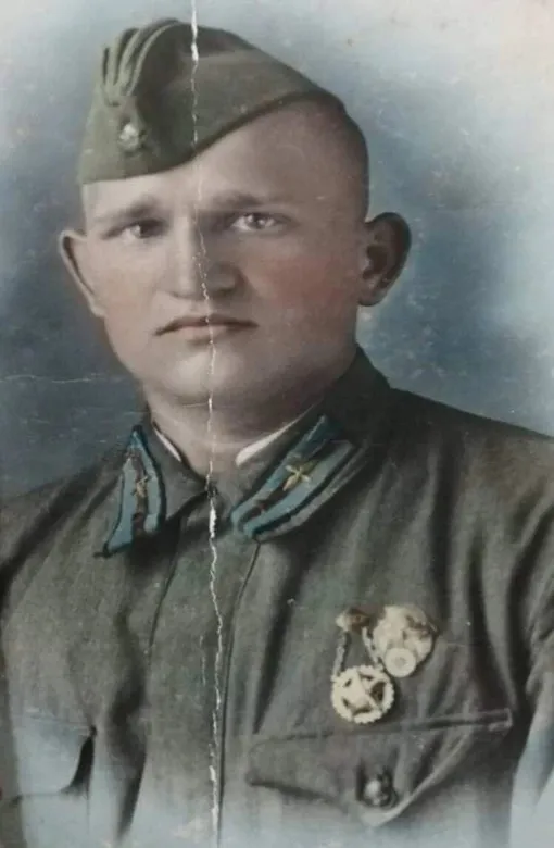 Стрелок-радист гвардии сержант Владимир Хрипач