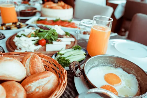 Завтрак с хлебом, яичницей и огурцами