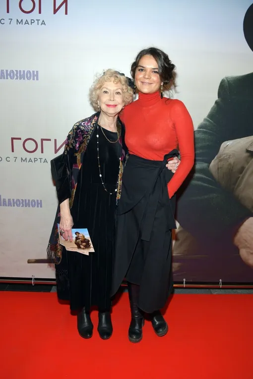 Светлана Немоляева с внучкой Полиной Лазаревой на премьере фильма «Ван Гоги»